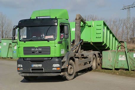 LKW lädt Container ab